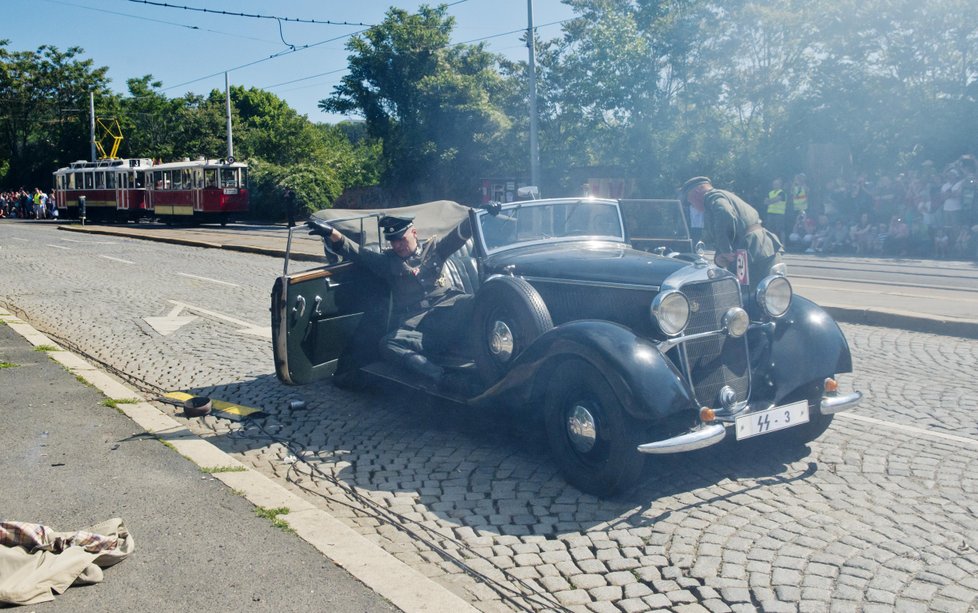 Rekonstrukce atentátu na protektora Heydricha. Jako reakci na atentát nacisté 10. června 1942 vypálili Lidice.