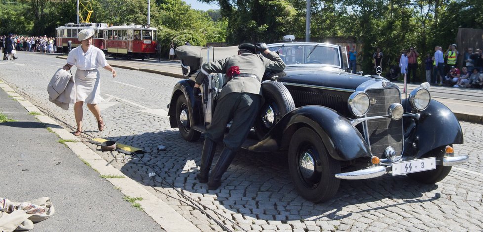 Rekonstrukce atentátu na protektora Heydricha. Jako reakci na atentát nacisté 10. června 1942 vypálili Lidice.