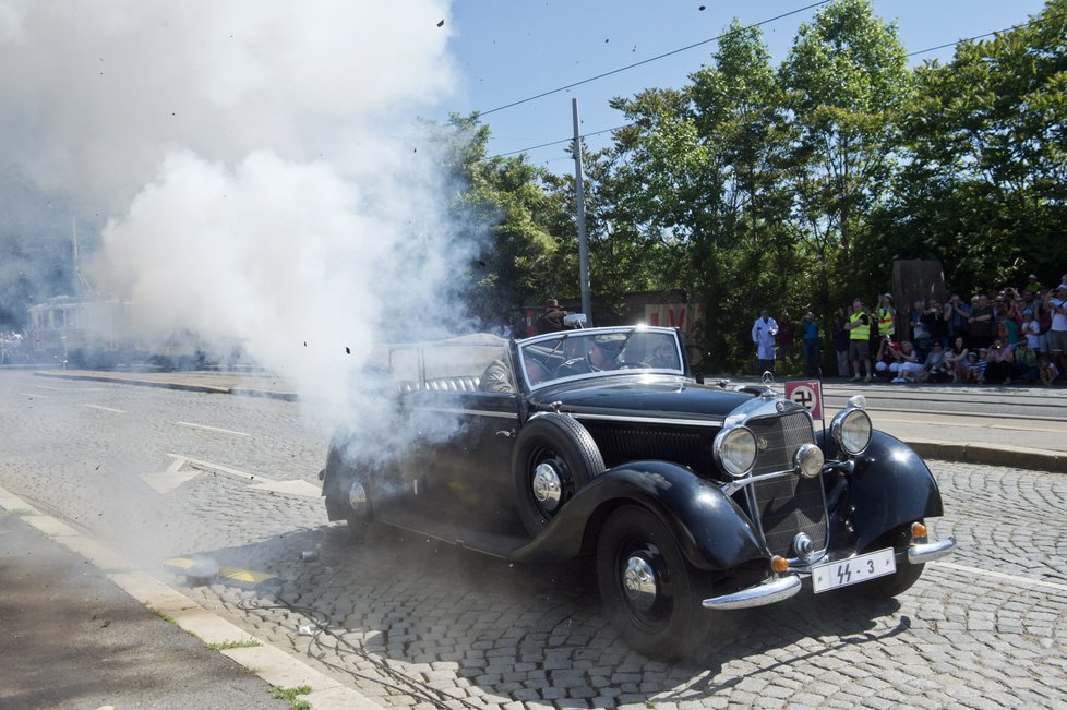 Rekonstrukce atentátu na protektora Heydricha. Jako reakci na atentát nacisté 10. června 1942 vypálili Lidice.