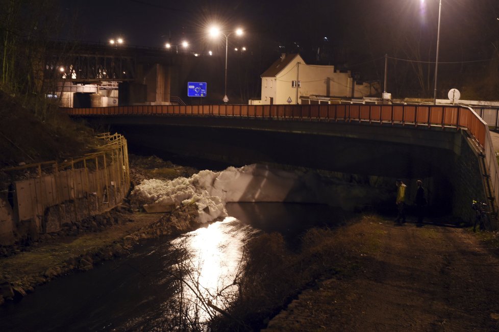 Vodohospodáři kontrolovali v noci na 30. března úsek Bíliny od Sezemic do Ústí nad Labem kvůli výskytu pěny na řece. Úhyn ryb Povodí Ohře nezaznamenalo.