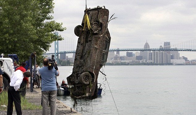V řece Detroit se našlo i několik aut.
