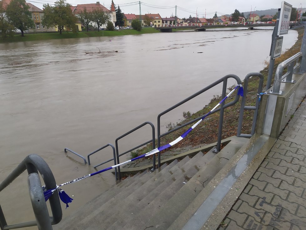 Řeka Morava v Uherské Hradišti zaplavila přístaviště.