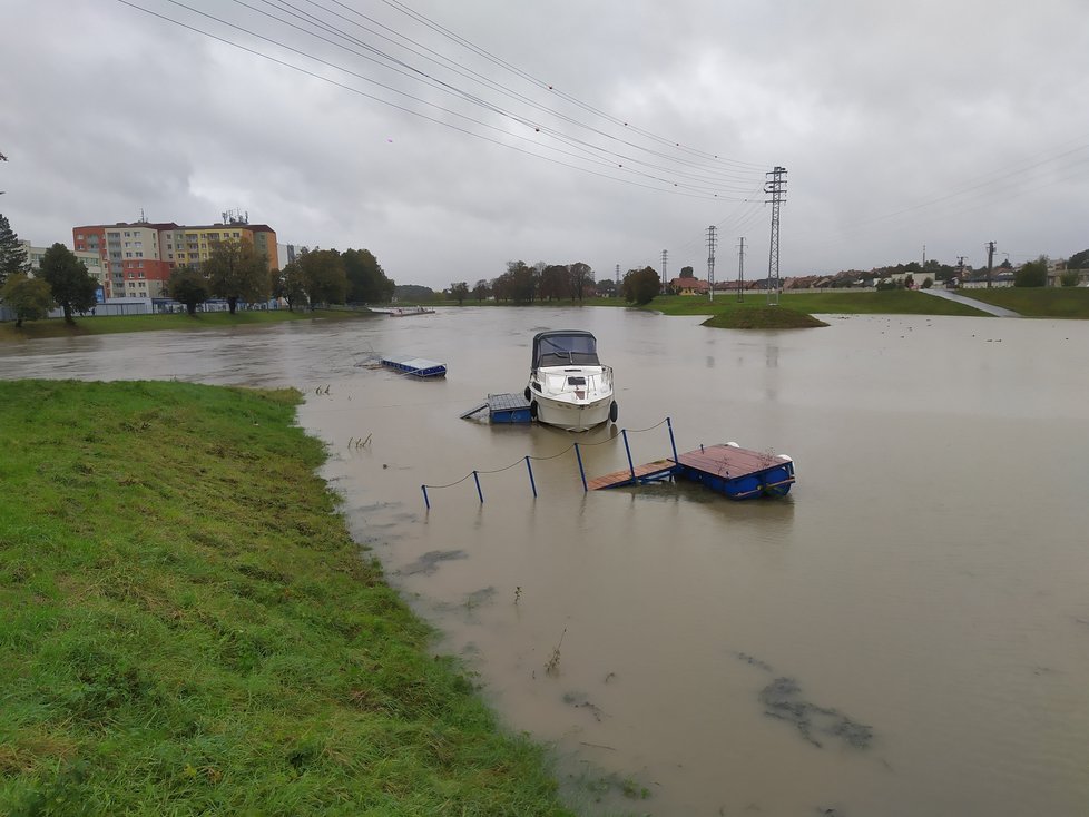 Řeka Morava v Uherské Hradišti zaplavila přístaviště.