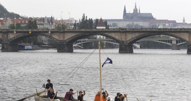 Po Vltavě v Praze se dnes plavil starodávný člun z vydlabaného kmene, šlo o zahájení chystané výpravy.