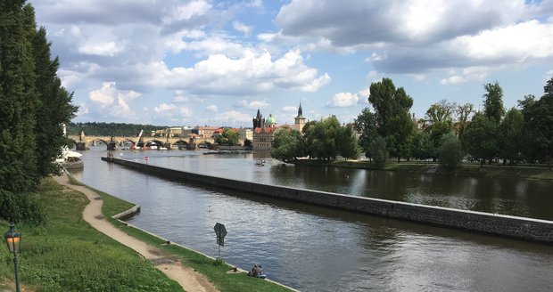 Nová plavební komora v centru Prahy by podle plavebního úřadu lodní dopravě prospěla.