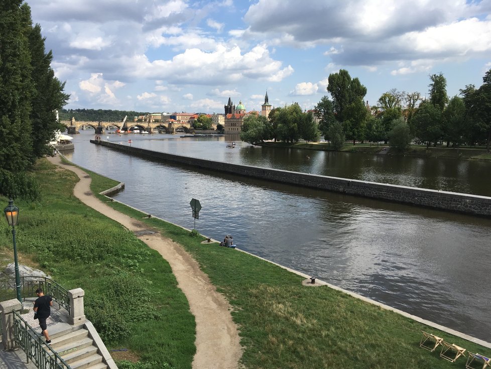 Nová plavební komora v centru Prahy by podle plavebního úřadu lodní dopravě prospěla.