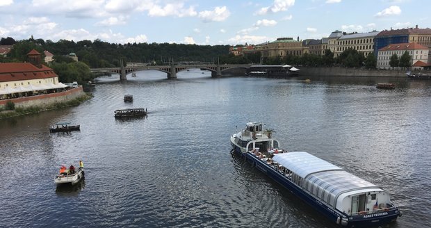 Nová plavební komora v centru Prahy by podle plavebního úřadu lodní dopravě prospěla.