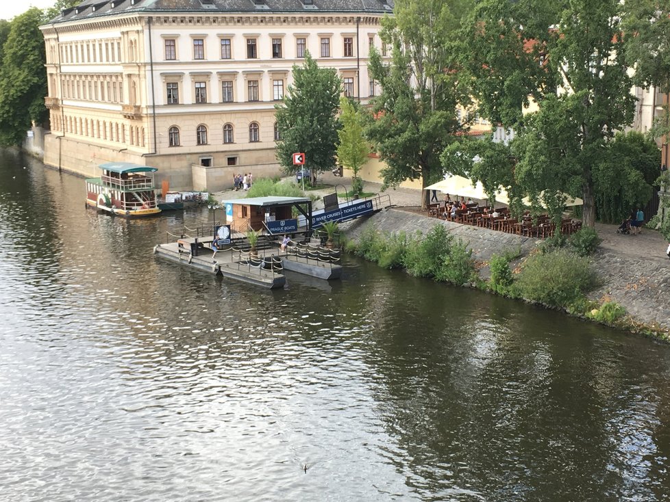 Nová plavební komora v centru Prahy by podle plavebního úřadu lodní dopravě prospěla.