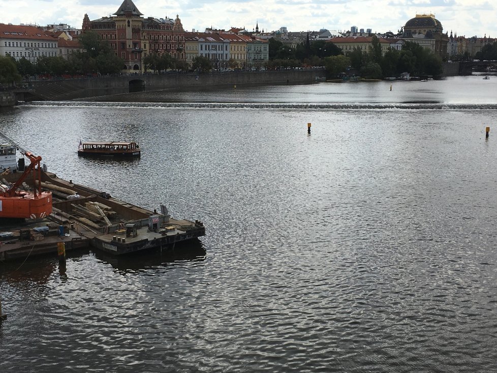 Nová plavební komora v centru Prahy by podle plavebního úřadu lodní dopravě prospěla.