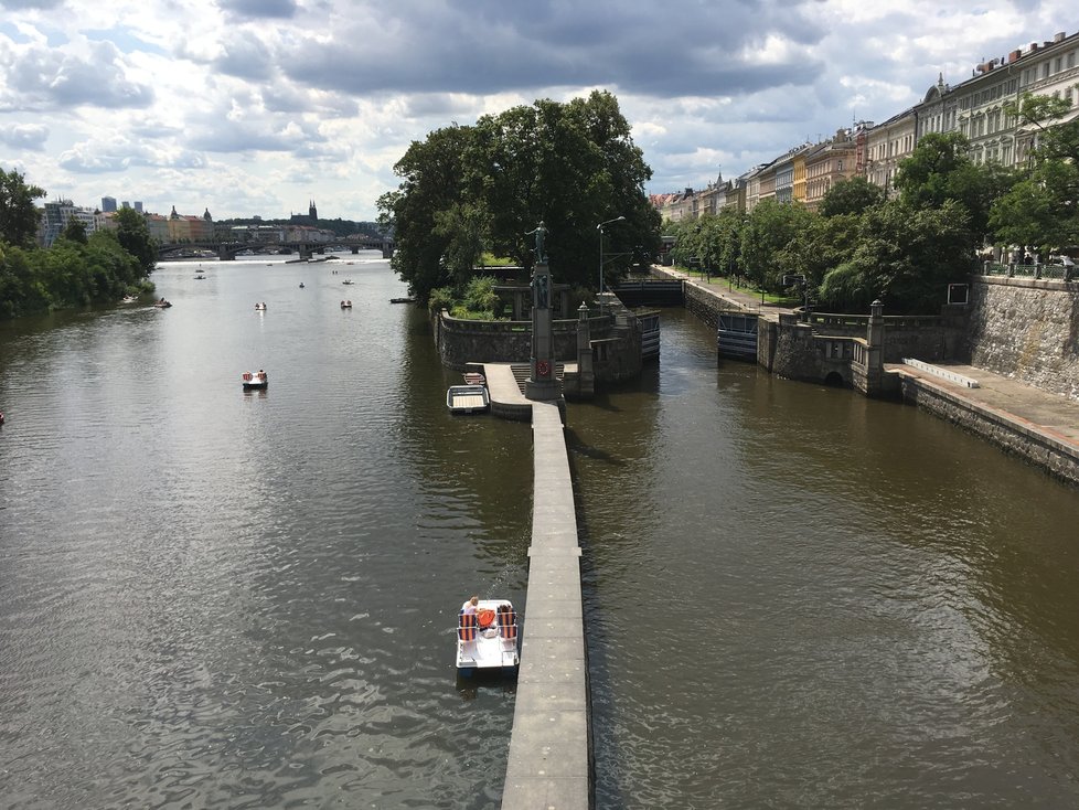 Plavební komora u Dětského ostrova v Praze