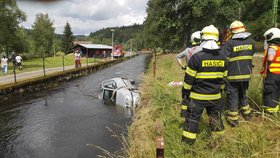 Řidička vjela s autem do řeky u jezu v Herbertově na jihu Čech.