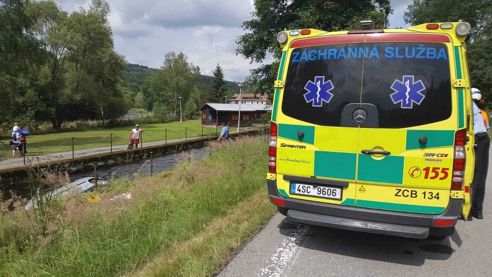 Řidička vjela s autem do řeky u jezu v Herbertově na jihu Čech.