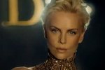 Charlize ve zlaté reklamě na voňavku Dior