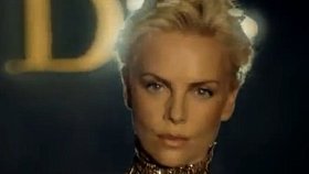 Charlize ve zlaté reklamě na voňavku Dior