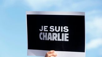 V Praze se vyrojily billboardy „Je suis Charlie“. Kde se tady vzaly?