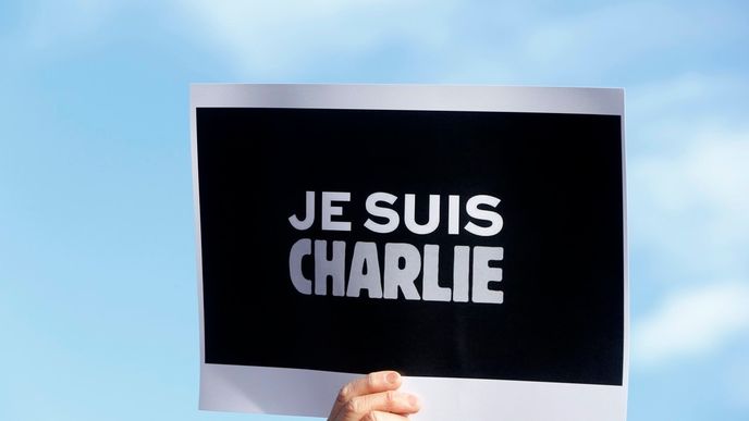 Francouzská firma JCDeaux, která je jednou z největších firem v daném odvětví se rozhodla ze solidarity vůči redakci Charlie Hebdo vyvěsit po Praze reklamy s nápisem Je suis Charlie.