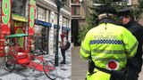 „Estetický mor“ a „pražská ostuda“: Reklamní rikši zmizí z centra Prahy, město je odstraní