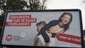 Dívka na billboardech je studentkou školy. Byla oficiálně vybrána jako Tvář Slezské univerzity. Na reklamu se ale vloudila chybička v podobě chybějící čárky.