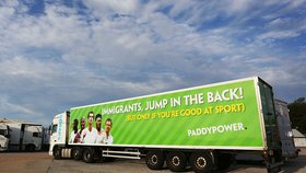 „Naskoč, jestli jsi dobrý sportovec.“ Paddy Power také vsadil na reklamu s uprchlíky.