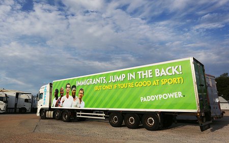 „Naskoč, jestli jsi dobrý sportovec.“ Paddy Power také vsadil na reklamu s uprchlíky.
