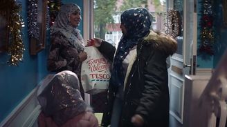 Tesco svou vánoční reklamou pobouřilo zákazníky. Vadí jim muslimská rodina