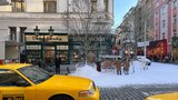 Předčasné Vánoce v Praze! Holešovické ulice v říjnu zasypal sníh, filmaři točili reklamu pro Francouze