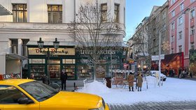 Dvě pražské ulice se v říjnu předčasně převlékly do sněhového kabátu. Točila se reklama pro francouzskou likérku.