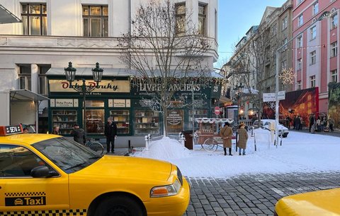 Předčasné Vánoce v Praze! Holešovické ulice v říjnu zasypal sníh, filmaři točili reklamu pro Francouze