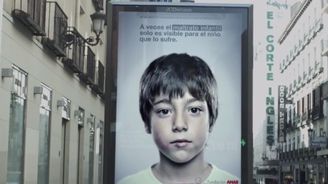 Reklama předává tajnou zprávu, kterou vidí jen děti. Takhle se bojuje proti jejich týrání