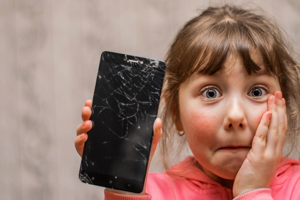 Vrátilo se dítě z tábora v slzách kvůli zničenému mobilu, ukradenému tabletu nebo rozbitým brýlím? Za zničené věci můžete požadovat náhradu škody.