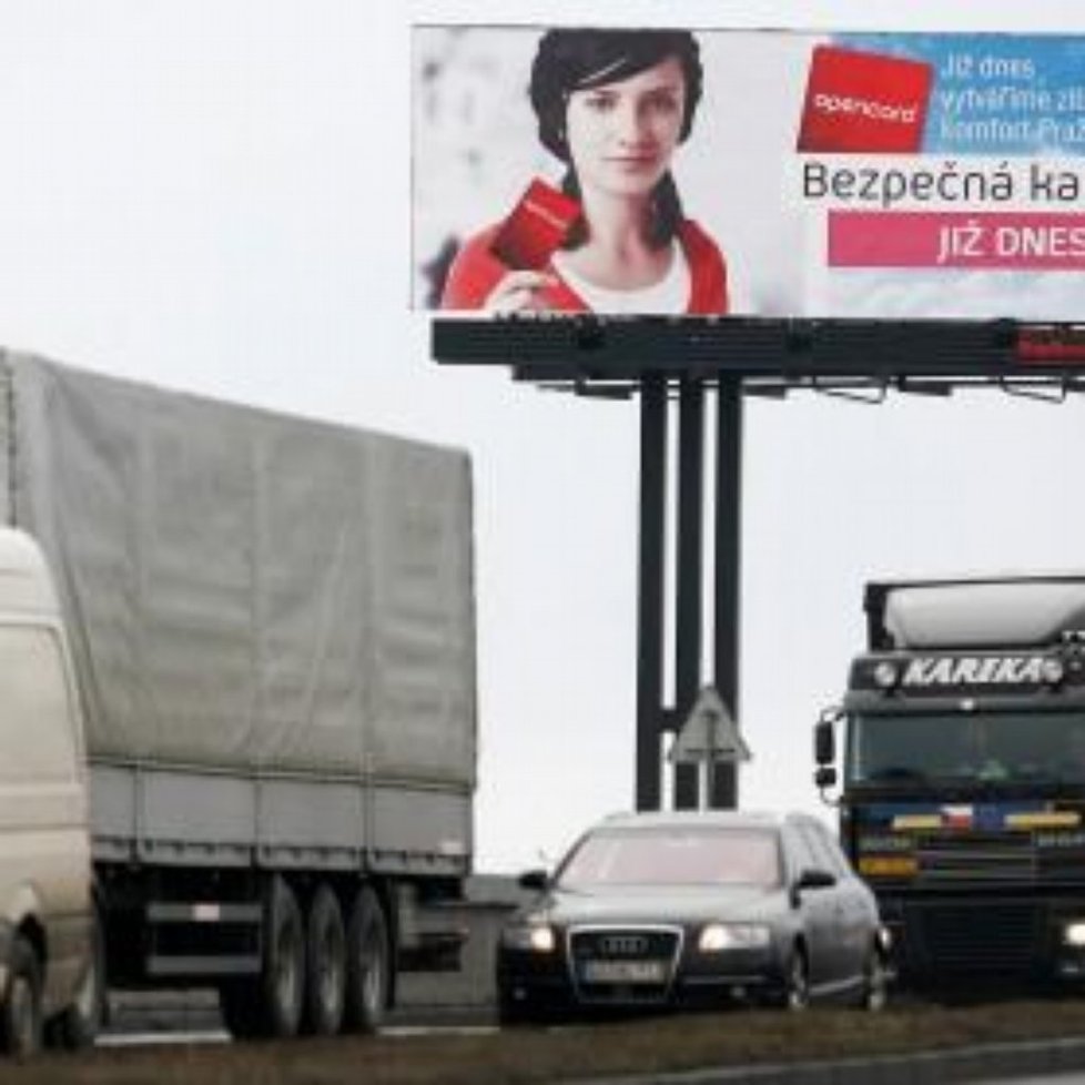 Billboardy ze silnic začnou mizet na přelomu září a října.