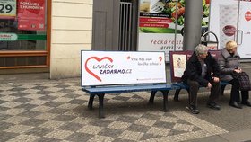 Praha ruší reklamní plochy na lavičkách. Provozovatelé se bouří. „Nejde o diskriminaci,“ tvrdí Třeštíková 