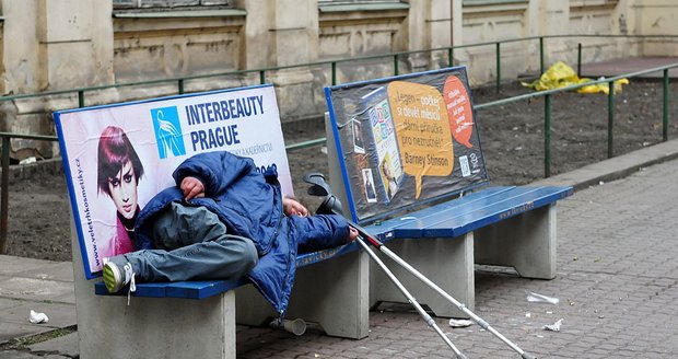 Z Prahy začínají mizet desítky reklamních laviček