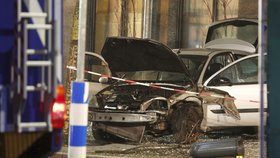 Řidič vjel do davu lidí čekajících na autobusové zastávce.