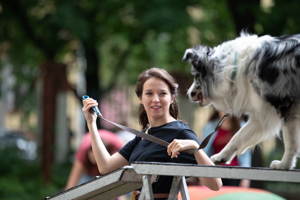 Z natáčení nové české komedie Řekni to psem, příběhu o nás, co si často neumíme říct ty nejobyčejnější věci – třeba Mám tě rád.