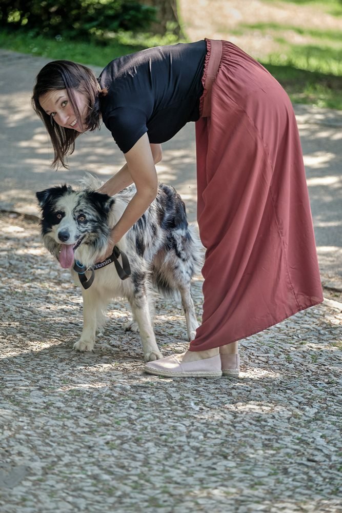 V romantické komedii Řekni to psem hraje hlavní roli Berenika Kohoutová.