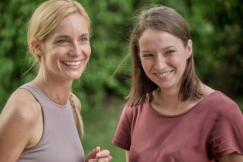 V romantické komedii Řekni to psem hraje hlavní roli Berenika Kohoutová.