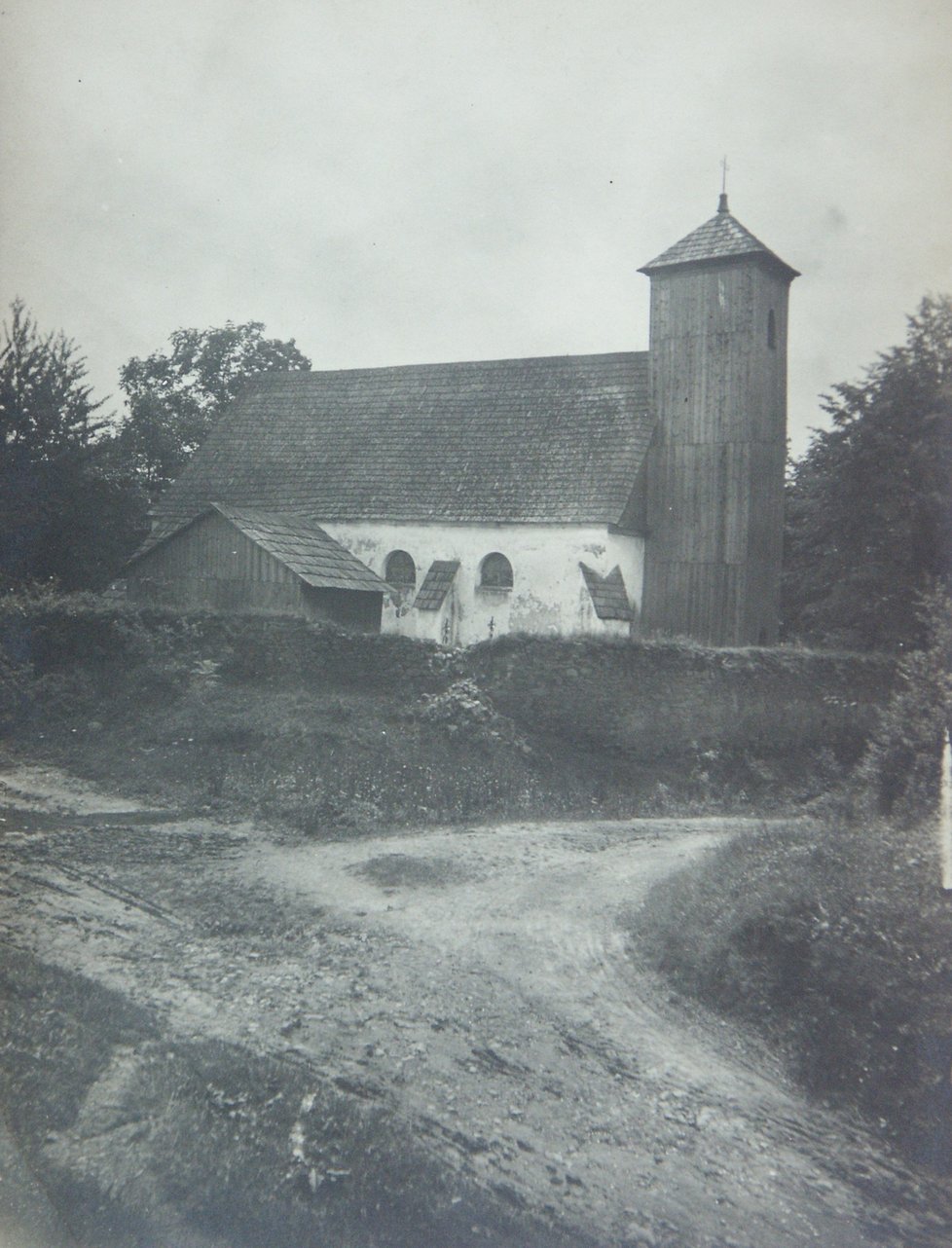 Kostel sv. Jiří před zánikem vesnice.