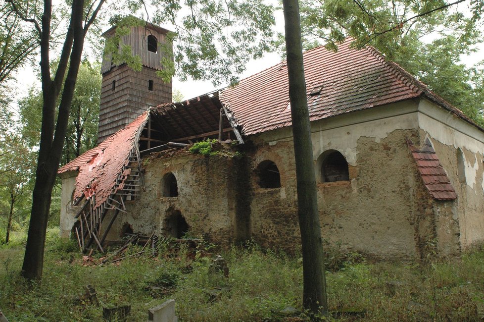 Kostel byl objeven v havarijním stavu