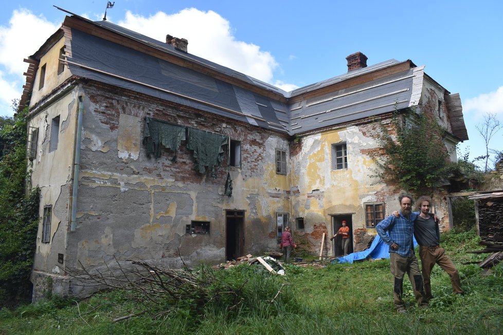 Dobrovolníci se pustili i do záchrany staré rychty v Karlovicích.