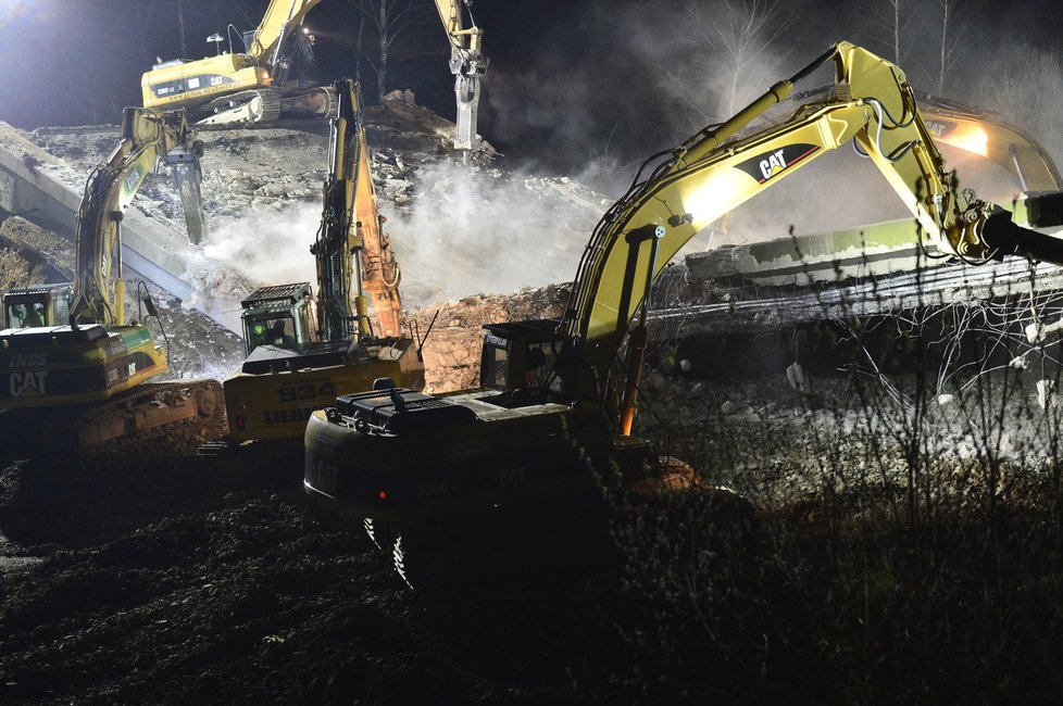 Rekonstrukce dálnice D1: Zbourejte mosty. Zn. Přes noc