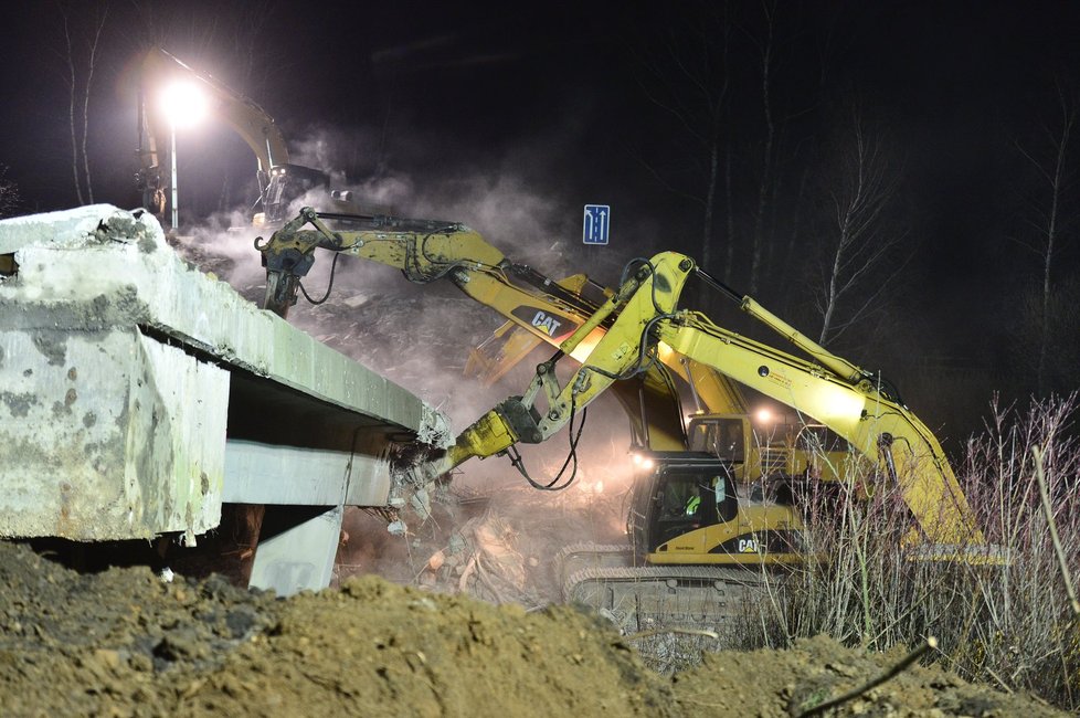 Rekonstrukce dálnice D1: Zbourejte mosty. Zn. Přes noc