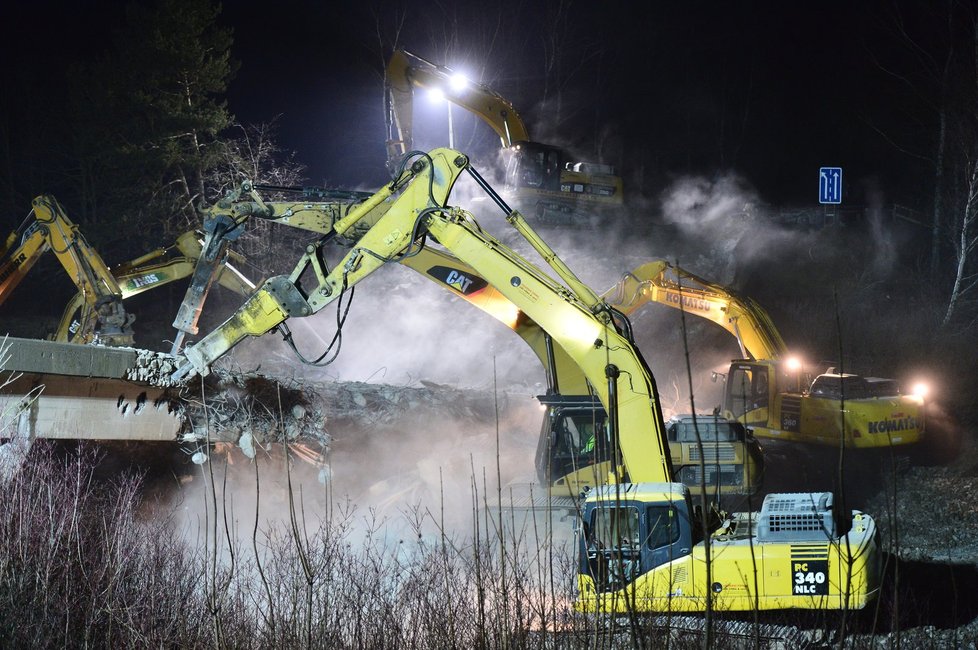 Rekonstrukce dálnice D1: Zbourejte mosty. Zn. Přes noc