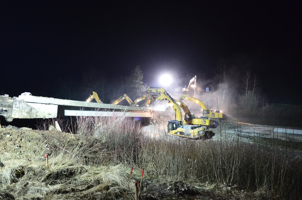 Rekonstrukce dálnice D1: Zbourejte mosty. Zn. Přes noc