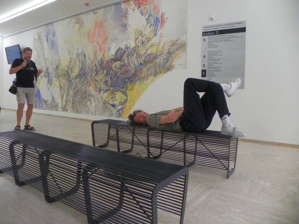 Student odpočívající před malbou zachycující genocidu Arménů.