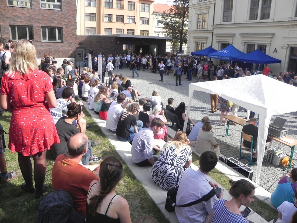 Atmosféra při happeningu na počest dokončení oprav brněnské filozofické fakulty.