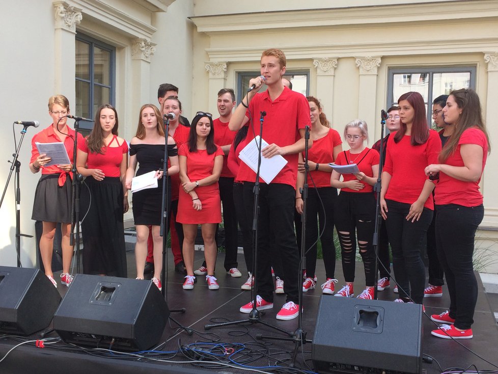 Atmosféra při happeningu na počest dokončení oprav brněnské filozofické fakulty.