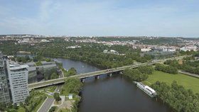 Zbourá se Libeňský most, nebo postaví most úplně nový. Většina obyvatel Prahy 7 a Prahy 8 by byla pro druhou variantu.