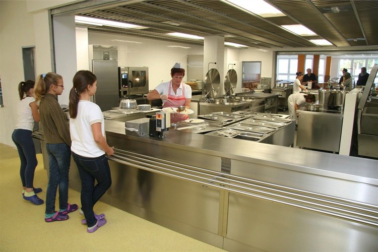 Řada školních jídelen nabízí stravování i pro seniory. (ilustrační foto)