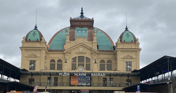 Historická nádražní budova v Plzni: Miliarda z ní udělala zase krásku